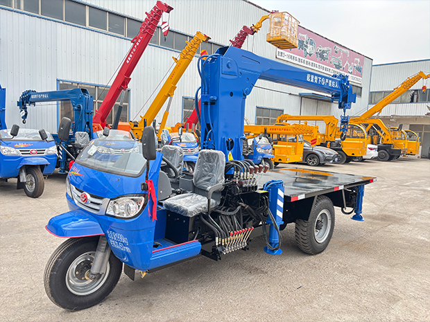 used-three-wheel-cranes-3